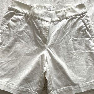 Ann Taylor LOFT white flat front shorts great condition